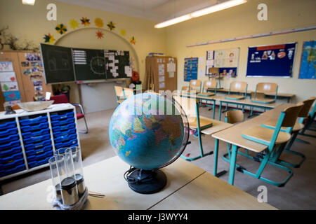 A globe in a classroom for refugee children at the all-day primary school Ernst-Henning-Strasse in Hamburg-Bergedorf, Germany, 03 May 2017. 27 school-aged children from the housing for refugees at the Gleisdreieck will go to school by bus every morning starting on Wednesday. The refugee children will be taken to and picked up from three schools in Bergedorf with a bus provided by the Authority for Schools and Vocational Training (BSB) in order to improve the integration of children with refugee backgrounds in the schools of the Bergedorf district. Photo: Christian Charisius/dpa Stock Photo