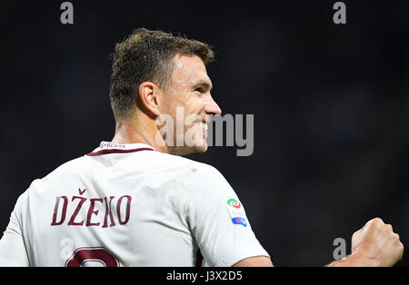 Milan, Italy. 7th May, 2017. Edin Dzeko of Roma celebrates his first goal during the Italian Serie A soccer match between AC Milan and Roma in Milan, Italy, on May 7, 2017. Roma won 4-1. Credit: Alberto Lingria/Xinhua/Alamy Live News Stock Photo