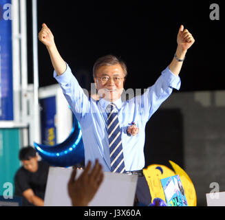 Seoul, South Korea. 8th May, 2017. Moon Jae-in, presidential candidate of South Korea's Minjoo Party, attends an election campaign in Seoul, South Korea, on May 8, 2017. South Korea is set to hold a presidential by-election Tuesday as former President Park Geun-hye was impeached and arrested in March over corruption allegations. Credit: Yao Qilin/Xinhua/Alamy Live News Stock Photo