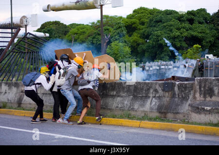 Caracas, Venezuela, 8th May, 2017. A group of demonstrators confront the Bolivarian National Guard outside of a military air base during a protest against the government of Nicolas Maduro. Agustin Garcia/Alamy Live News Stock Photo