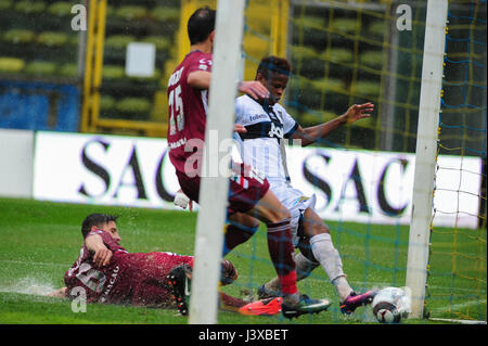 Parma, Italy. 07th May, 2017. Parma Calcio 1913 have lost at Tardini Stadium for 1 to 0 against A.C. Reggiana 1919, the goal was scored by Yves Baraye. (Photo by: Massimo Morelli/Pacific Press) Credit: PACIFIC PRESS/Alamy Live News Stock Photo