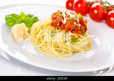 pasta with minced meat, garlic and onion in navy-style on yellow wooden  table. Makarony po-flotski, Russian dish Stock Photo - Alamy