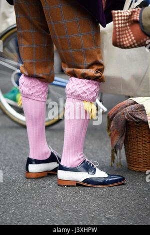 Tweed Run participant wearing plus 2s/4s in London preparing to depart from Northampton Road, Clerkenwell in vintage attire Stock Photo