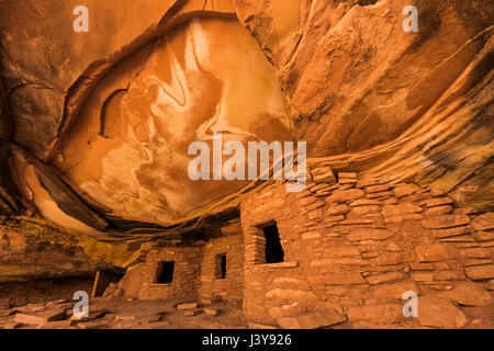 Fallen Roof Ruin, with its dramatic evidence of Ancestral Puebloan habitation, Bears Ears National Monument, southern Utah, USA Stock Photo