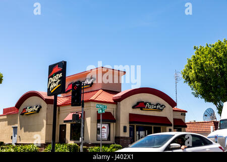 A Piiza Hut restaurant in Los Banos California USA Stock Photo