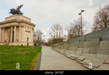 Wellington Arch (1826-30) and the Australian War Memorial (2003) Hyde Park Corner, London, England Stock Photo