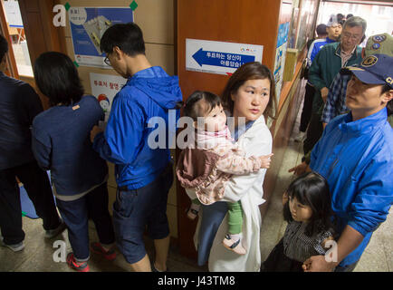 Presidential election, May 9, 2017 : People line up to cast their ballots at a polling station in Seoul, South Korea. South Koreans cast their ballots on Tuesday at 13,964 polling stations across the country to elect a new President who will lead the country for five years. Credit: Lee Jae-Won/AFLO/Alamy Live News Stock Photo