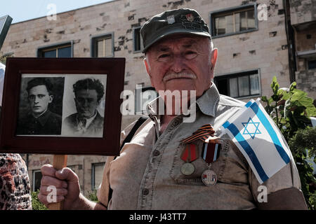 Jerusalem, Israel. 9th May, 2017. WWII veterans, widows, descendants and families from around the country assemble in Jerusalem, many in their WWII uniforms with medals and decorations, to commemorate their loved ones and celebrate Allied victory over Nazi Germany. Credit: Nir Alon/Alamy Live News Stock Photo