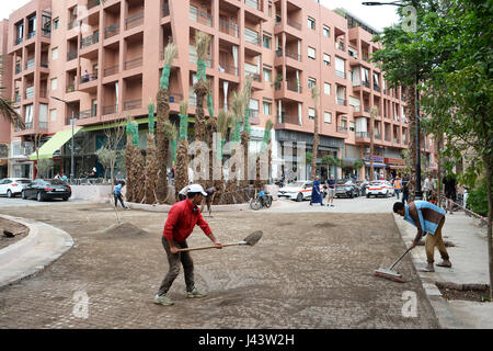 Marrakesh, Morocco. 21st Apr, 2017. Construction workers work on a newly paved street in a residential and business district in Marrakesh, Morocco, 21 April 2017. Photo: Jens Kalaene/dpa-Zentralbild/ZB/dpa/Alamy Live News Stock Photo