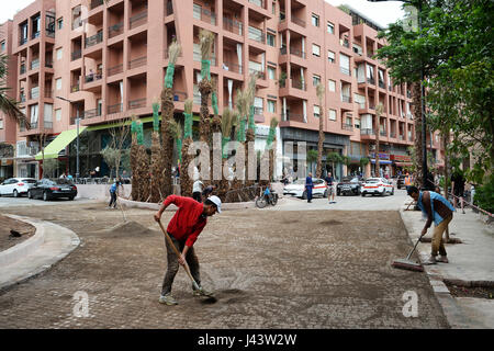 Marrakesh, Morocco. 21st Apr, 2017. Construction workers work on a newly paved street in a residential and business district in Marrakesh, Morocco, 21 April 2017. Photo: Jens Kalaene/dpa-Zentralbild/ZB/dpa/Alamy Live News Stock Photo