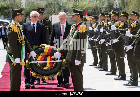 Ramallah, Palestine. 9th May, 2017. German President Frank-Walter Steinmeier (2nd l) visits the grave of Yasser Arafat together with the Minister of Foreign Affairs of the Palestinian National Authority, Riyad al-Maliki (4th l), and puts down a wreath in Ramallah, Palestine, 9 May 2017. German President Steinmeier and his wife are visiting Israel and Palestine since Saturday, 6 May 2017, as part of his inaugural visit. Photo: Bernd von Jutrczenka/dpa/Alamy Live News Stock Photo