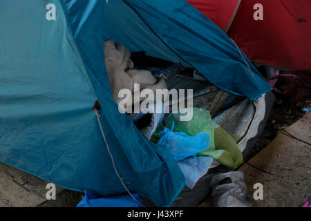Paris, France. 9th May, 2017. The refugees had to leave their tent s they were when they got evicted. City officials of Paris are cleaning the abandoned tents of the refugee camp that has spread around the reception centre. The camp was evicted earlier in the morning. Photo: Cronos/Michael Debets/Alamy Live News Stock Photo