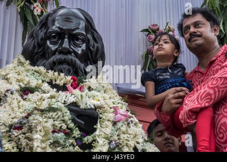 Kolkata, India. 9th May, 2017. An Indian man and his children pose beside the statue of Nobel laureate poet Rabindranath Tagore during the celebration on the 156th birth anniversary of Tagore in Kolkata, capital of eastern Indian state West Bengal on May 9, 2017. Tagore was the first Asian to win Nobel Prize for his collection of poems 'Geetanjali' in 1913. Credit: Tumpa Mondal/Xinhua/Alamy Live News Stock Photo