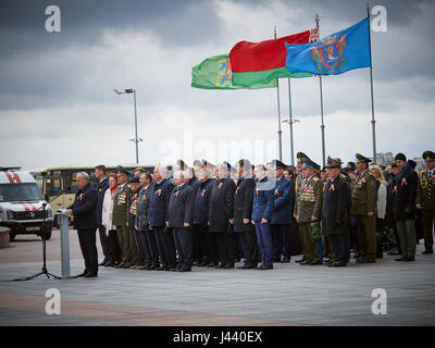 Vitebsk, Belarus. 9th May, 2017. The procession along the main street of the city. Participate in as the veterans of the great Patriotic war and young generation of Vitebsk. People give flowers to the elderly and lay wreaths at the monument 'Eternal Fire'. Credit: Alexey Vronsky/Alamy Live News Stock Photo