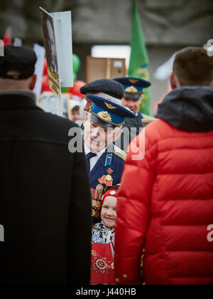 Vitebsk, Belarus. 9th May, 2017. The procession along the main street of the city. Participate in as the veterans of the great Patriotic war and young generation of Vitebsk. People give flowers to the elderly and lay wreaths at the monument 'Eternal Fire'. Credit: Alexey Vronsky/Alamy Live News Stock Photo