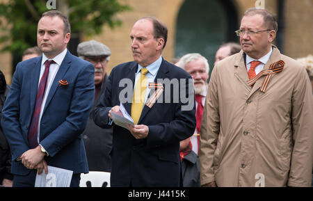 London, 9th May 2017, Neil Coyle, Labour Candidate and Rt Hon Sir Simon Hughes Liberal Democrat candiate for Bermondsey and Old Southwark, His Excellency Dr Alexander Yakovenko Ambasasador of the Russioan Federation at the Soviet Memorial London, Act of Remembrance marking 72nd anniversary of the allied victory over Fascism Credit: Ian Davidson/Alamy Live News Stock Photo