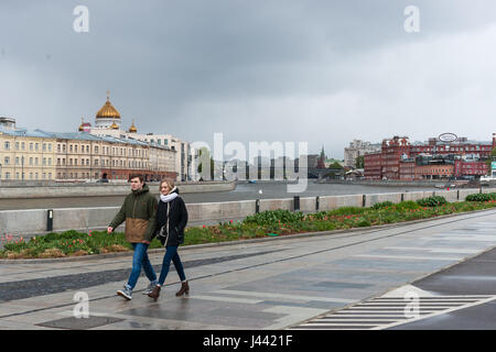 Moscow, Russia. 9th May, 2017. Russian weather, Moscow, Rain. Tuesday, May 9, 2017. Overcast and rainy Victory Day in Moscow. Gloomy weather in the morning and in the afternoon. Sun spots after 6 p.m. Cold and wet. Not more than +5C (+41F). Not many people in the streets and in Gorky park despite the Victory Day public festivities. The Moscow river and the Kremlin view from the promenade embankment of Museon park of arts. Credit: Alex's Pictures/Alamy Live News
