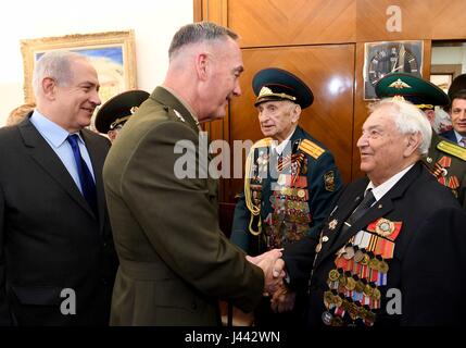 Jerusalem, Israel. 9th May, 2017. U.S. Chairman of the Joint Chiefs General Joseph Dunford, center, meeting a group of WWII veterans with Israeli Prime Minister Benjamin Netanyahu, left, May 9, 2017 in Jerusalem, Israel. Credit: Planetpix/Alamy Live News Stock Photo
