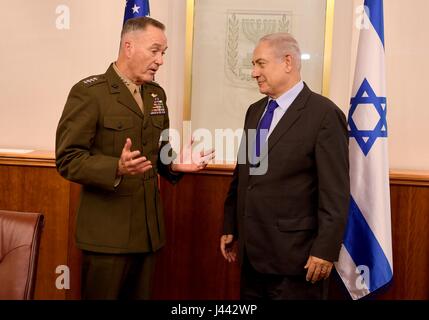 Jerusalem, Israel. 9th May, 2017. U.S. Chairman of the Joint Chiefs General Joseph Dunford, left, during a meeting with Israeli Prime Minister Benjamin Netanyahu May 9, 2017 in Jerusalem, Israel. Credit: Planetpix/Alamy Live News Stock Photo