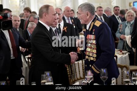 Moscow, Russia. 9th May, 2017. Russian President Vladimir Putin, thanks Hero of the Soviet Union and WWII veteran Sergei Kramarenko for his service during a reception marking the 72th anniversary of the victory over Nazi Germany at the Kremlin May 9, 2017 in Moscow, Russia. Credit: Planetpix/Alamy Live News Stock Photo