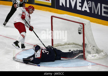 Cologne. 9th May, 2017. Morton Green(L) of Denmark scores the penalty as Slovakia's goalkeeper Julius Hudacek fails to save during the 2017 IIHF Ice Hockey World Championship Preliminary Round Group A Game between Slovakia and Denmark in Cologne, Germany on May 9, 2017. Denmark won 4-3. Credit: Ulrich Hufnagel/Xinhua/Alamy Live News Stock Photo