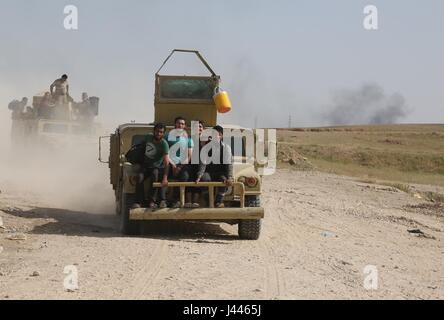 Mosul, Iraq. 9th May, 2017. Local residents flee the western part of Mosul, the second largest city of Iraq, on May 9, 2017. Iraqi forces battling IS militants on Tuesday extended grip into northern Mosul on the sixth day of a new push that initiated a new front in the northwestern edge of IS stronghold in the western side of Mosul, the Iraqi military said. Credit: Cheng Shuaipeng/Xinhua/Alamy Live News Stock Photo