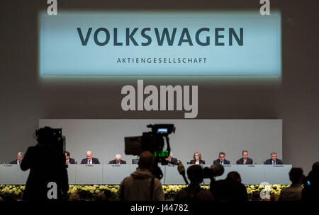 Hanover, Germany. 10th May, 2017. The board of directors at the German car manufacturer Volkswagen's general meeting in Hanover, Germany, 10 May 2017. The company is meeting for the second time since the beginning of the emissions scandal. The affair is set to dominate the agenda once again. Credit: dpa picture alliance/Alamy Live News Stock Photo
