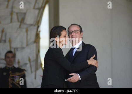 Paris, France. 10th May, 2017.  Last Council of Ministers of Francois Hollande's five-year term  -  10/05/2017  -  France / Paris  -  Francois Hollande and Najat Vallaud-Belkacem exit the last Council of Ministers of the five-year term of Francois Hollande at the Elysee. Credit: LE PICTORIUM/Alamy Live News Stock Photo