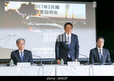 Tokyo, Japan. 10th May, 2017. President and CEO Akio Toyoda (C) attends a press conference on May 10, 2017, Tokyo, Japan. Toyota Motor Corp. announced its annual financial results for the fiscal year which ended March 31, 2017. The results saw net profits fall for first time in five years. Credit: Rodrigo Reyes Marin/AFLO/Alamy Live News Stock Photo