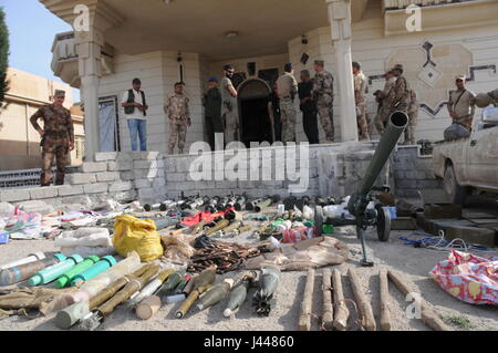 Mosul, Iraq. 9th May, 2017. Seized arms and ammunition are displayed in the northwestern suburb of Mosul, Iraq, May 9, 2017. Credit: Wei Yudong/Xinhua/Alamy Live News Stock Photo