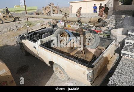 Mosul, Iraq. 9th May, 2017. A seized mobile artillery is displayed in the northwestern suburb of Mosul, Iraq, May 9, 2017. Credit: Cheng Shuaipeng/Xinhua/Alamy Live News Stock Photo