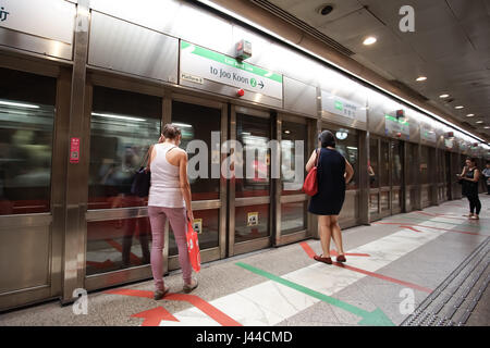 LAVENDER, SINGAPORE - JANUARY 19, 2017: Passengers waiting in Lavender MRT subway station, Singapore. Stock Photo