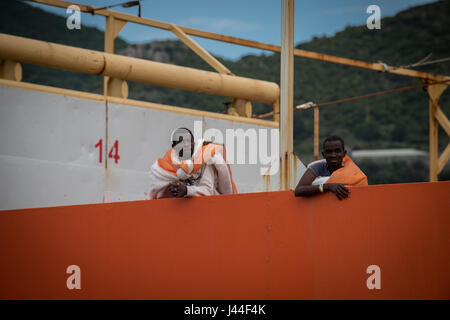 Salerno, Italy. 9th May, 2017. About 1000 refugees, aboard the Norwegian Ship 'Siem Pilot', disembarked in Salerno. Migrants, for the majority of sub-Saharan origin, have been recovered in several operations in the Mediterranean. Onboard also the corpse of a three year old baby. Credit: PACIFIC PRESS/Alamy Live News Stock Photo