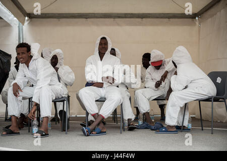 Salerno, Italy. 9th May, 2017. About 1000 refugees, aboard the Norwegian Ship 'Siem Pilot', disembarked in Salerno. Migrants, for the majority of sub-Saharan origin, have been recovered in several operations in the Mediterranean. Onboard also the corpse of a three year old baby. Credit: PACIFIC PRESS/Alamy Live News Stock Photo