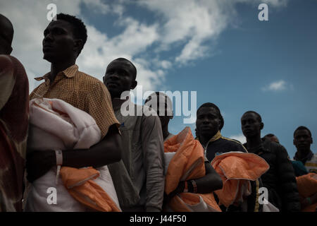 Salerno, Italy. 9th May, 2017. About 1000 refugees, aboard the Norwegian Ship 'Siem Pilot', disembarked in Salerno. Migrants, for the majority of sub-Saharan origin, have been recovered in several operations in the Mediterranean. Onboard also the corpse of a three year old baby. Credit: PACIFIC PRESS/Alamy Live News Stock Photo