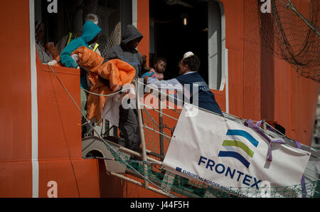 Salerno, Italy. 9th May, 2017. About 1000 refugees, aboard the Norwegian Ship 'Siem Pilot', disembarked in Salerno. Migrants, for the majority of sub-Saharan origin, have been recovered in several operations in the Mediterranean. Onboard also the corpse of a three year old baby. Credit: PACIFIC PRESS/Alamy Live News Stock Photo