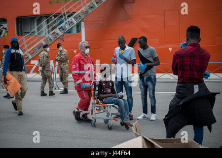 Salerno, Italy. 9th May, 2017. About 1000 refugees, aboard the Norwegian Ship 'Siem Pilot', disembarked in Salerno. Migrants, for the majority of sub-Saharan origin, have been recovered in several operations in the Mediterranean. Onboard also the corpse of a three year old baby. Credit: PACIFIC PRESS/Alamy Live News Stock Photo