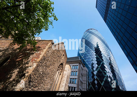 30 St Mary Axe The Gherkin and St. Helen's skyscrapers and St Helen's Bishopsgate church, London England UK Stock Photo