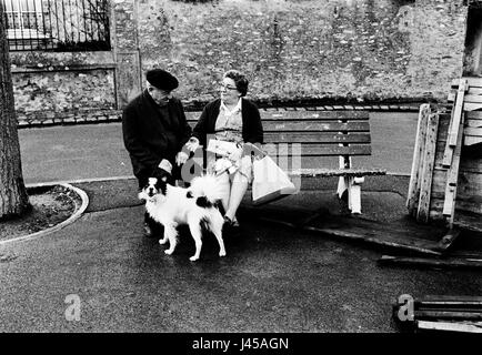 AJAXNETPHOTO. 1984. LOUVECIENNES, FRANCE. - MEETING PLACE - IN THE MARKET SQUARE OF THE VILLAGE. 19TH CENTURY IMPRESSIONIST ARTISTS ALFRED SISLEY, CAMILLE PISSARRO AND OTHERS WORKED IN THE VILLAGE AND SURROUNDING ENVIRONMENT. PHOTO:JONATHAN EASTLAND/AJAX REF:840104 13 Stock Photo