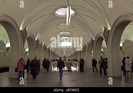 Arched ceiling and white marble pillars decorated with hammer and sickle of Paveletskaya, metro station on the Zamoskvoretskaya Line opened in 1943 Stock Photo