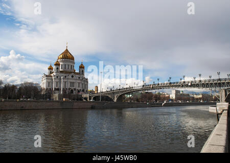 Moscow: the Cathedral of Christ the Saviour, the tallest Orthodox Christian church in the world, and Patriarch Bridge seen from the Moskva River Stock Photo