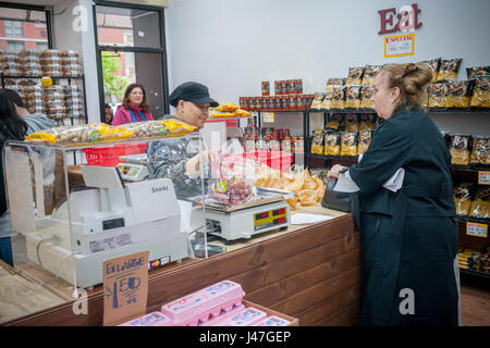 Shoppers at the newly reopened Stile's Farmers Market in the Hell's Kitchen neighborhood of New York on Sunday, May 7, 2017. After being forced out from their original location, where it had been tor over 20 years, almost three years ago because the building was sold and developed the popular market, known for its affordability and quality produce, has reopened a few blocks down from its original location on Ninth Avenue. (© Richard B. Levine) Stock Photo