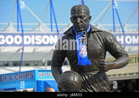 DIXIE DEAN STATUE WITH SCALF EVERTON FCV LIVERPOOL FC GOODISON PARK EVERTON ENGLAND 04 October 2015 Stock Photo