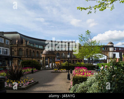 View Station Square Gardens to Victoria Shopping Centre Station Parade Harrogate North Yorkshire England UK Stock Photo