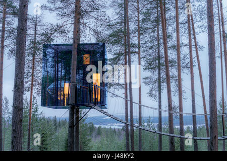 Accommodation in the woods, known as The Mirrorcube at the Tree Hotel in Lapland, Sweden Stock Photo