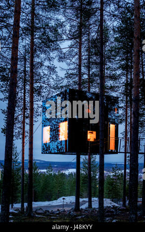 Accommodation in the woods, known as The Mirrorcube at the Tree Hotel in Lapland, Sweden Stock Photo