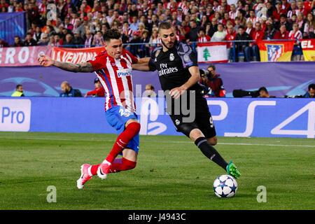 Madrid, Spain. 10th May, 2017. Jose Maria Gimenez de Vargas (24) Atletico de Madrid's player. Karim Benzema (9) Real Madrid's player.UCL Champions League between Atletico de Madrid vs Real Madrid at the Vicente Calderon stadium in Madrid, Spain, May 10, 2017 . Credit: Gtres Información más Comuniación on line,S.L./Alamy Live News Stock Photo