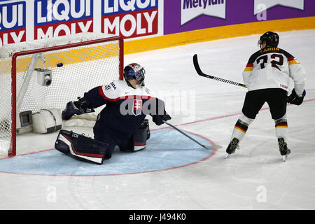 Cologne, Germany. 10th May, 2017. Germany's Dominik Kahun (R) scores a penalty during the 2017 IIHF Ice Hockey World Championship Preliminary Round Group A Game between Slovakia and Germany in Cologne, western Germany, on May 10, 2017. Germany won 3-2. Credit: Ulrich Hufnagel/Xinhua/Alamy Live News Stock Photo