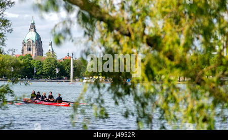 Hanover, Germany. 10th May, 2017. Rowers practice on Maschsee lake during spring weather in Hanover, Germany, 10 May 2017. The new town hall can be seen in the back. Photo: Hauke-Christian Dittrich/dpa/Alamy Live News Stock Photo