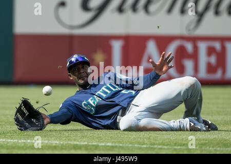 Philadelphia, Pennsylvania, USA. 10th May, 2017. Seattle Mariners left fielder Guillermo Heredia (5) dives for the ball during the MLB game between the Seattle Mariners and Philadelphia Phillies at Citizens Bank Park in Philadelphia, Pennsylvania. Credit: csm/Alamy Live News Stock Photo